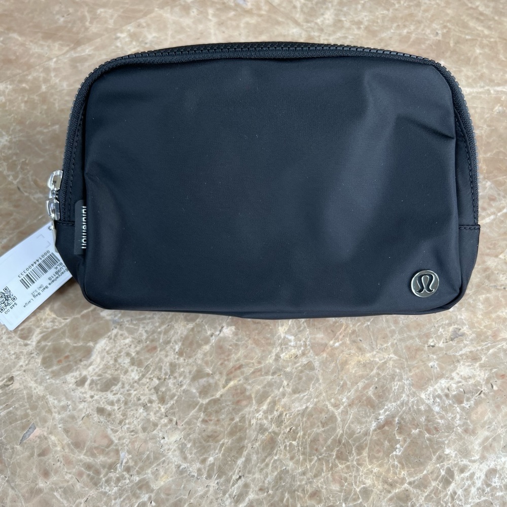 🖤One Left🖤LARGE Lululemon Everywhere Belt Bag-Black - Picture 3 of 6